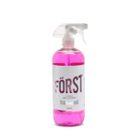 A pink liquid in a clear spray bottle labeled "FÖRST CITRUS PRE-CLEANER STJÄRNAGLOSS 1000ml," placed against a plain white background.
